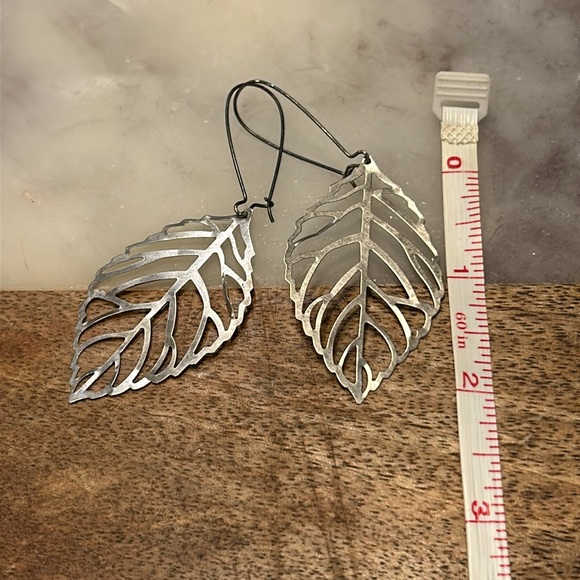 Silver drop cut-out leaf earrings - Picture 2 of 2